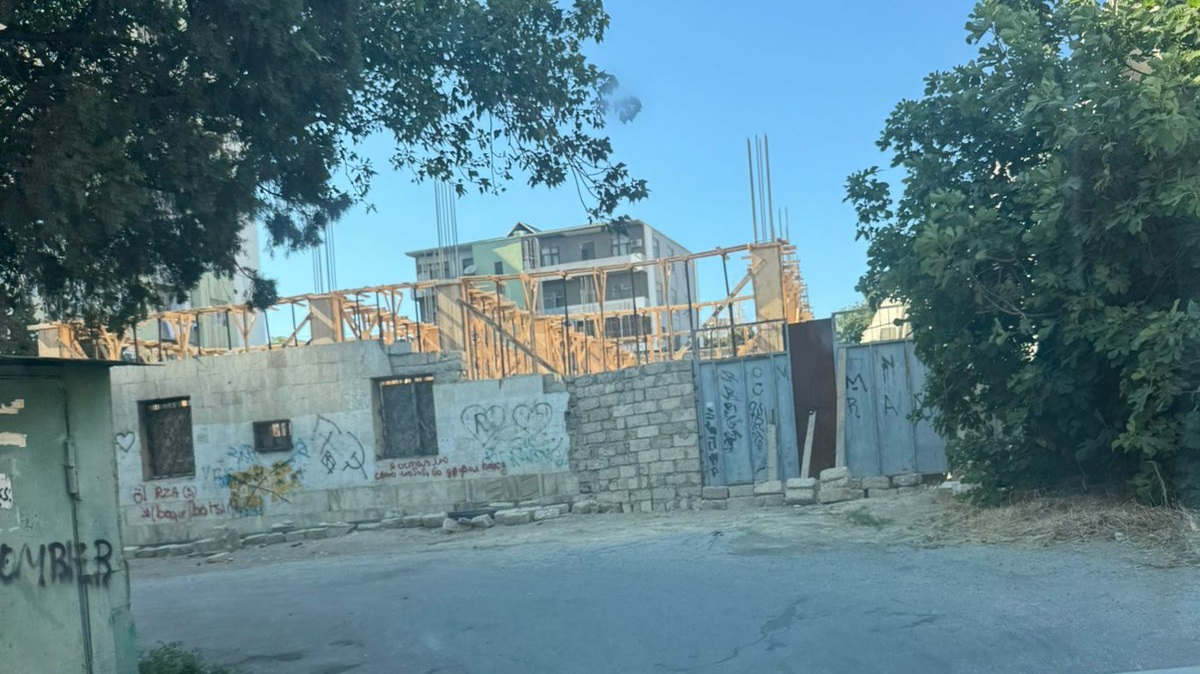 Xətai rayonunda qanunsuz tikintiyə hansı məmur icazə verib? -