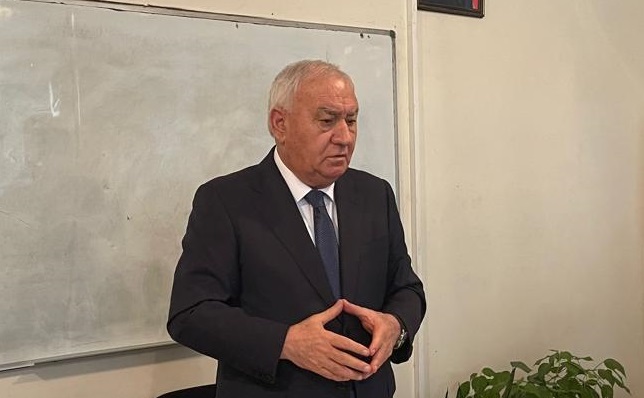 Füzulinin icra başçısı Alı Alıyev Şəhid Milli Qəhramanın oğlunu toprağını əlində alır?-