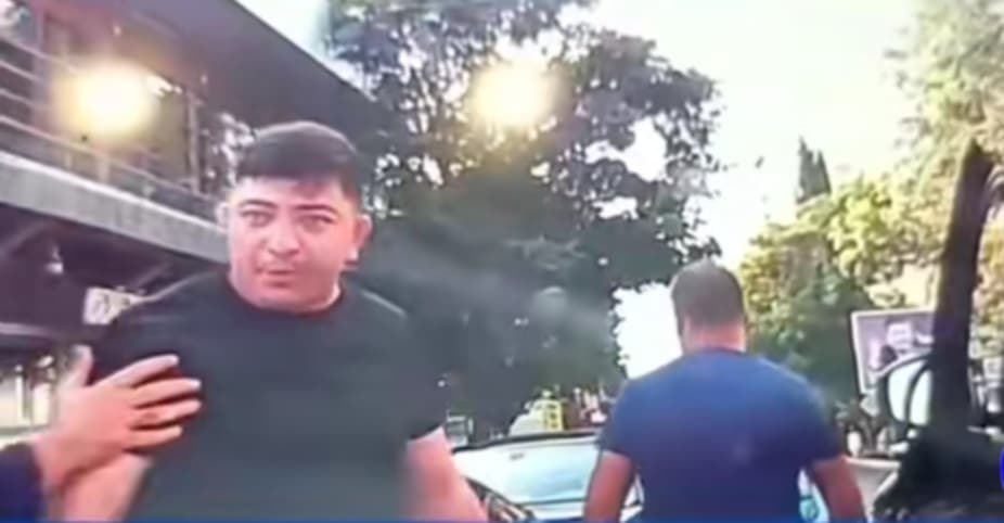 “Range Rover”in sürücüsü yolun ortasında digər sürücüyə ailəsinin gözü qarşısında hücum etdi-