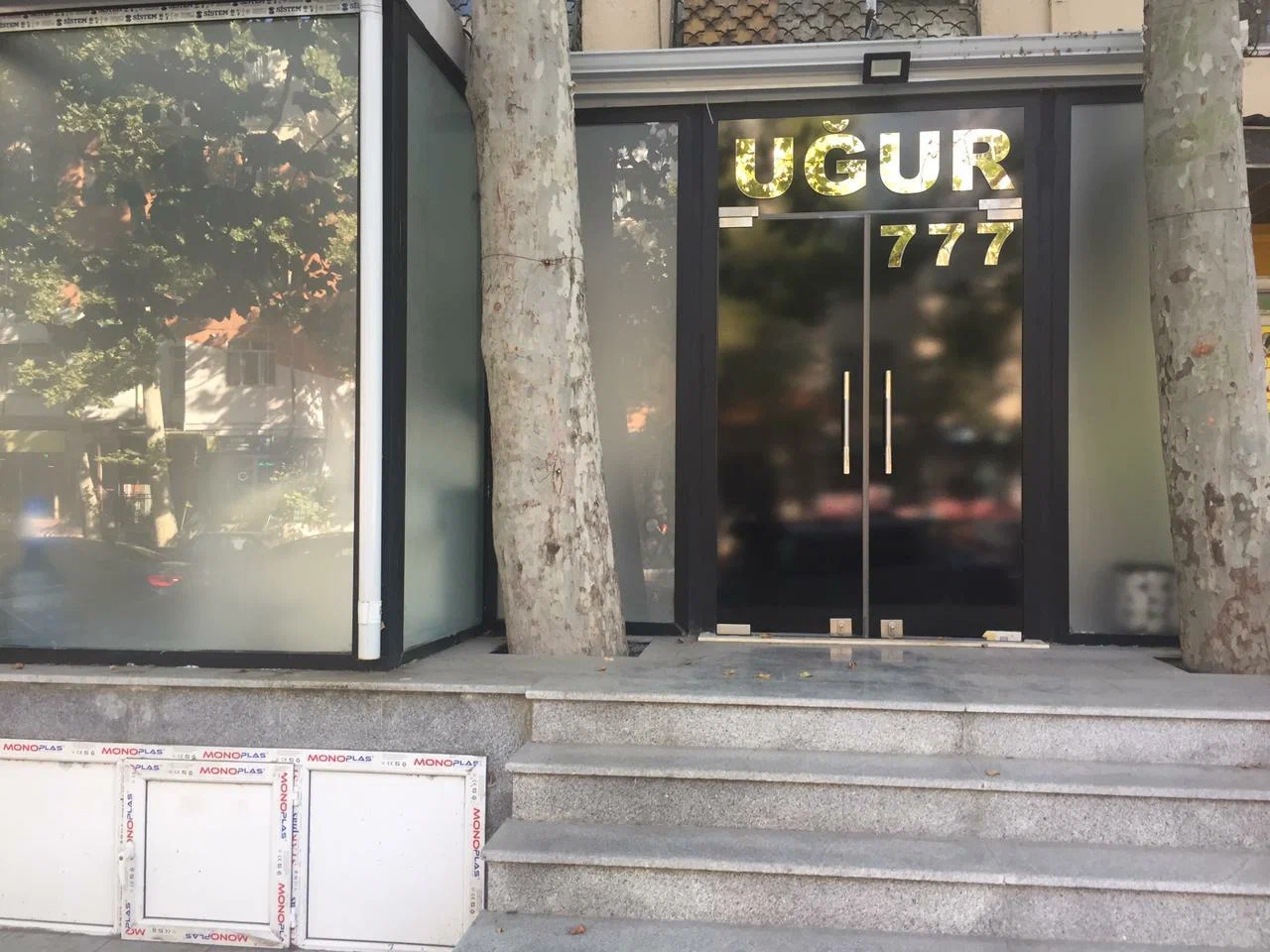 “UĞUR 777” estetik mərkəzində tibbi təhsili olmayan “kosmetoloqlar” lisenziyasız “həkimlər” necə prosedurları həyata keçirir? -